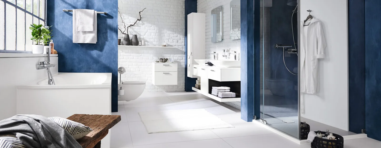 Modernes Bad mit Spiegelwand und bodenebener Dusche